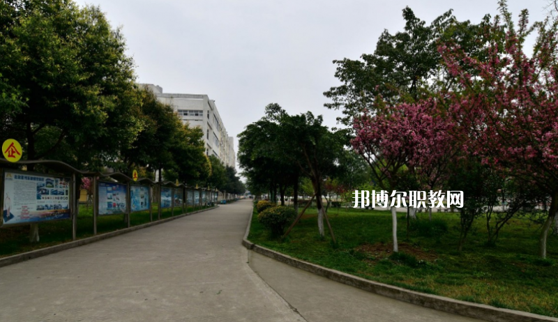 四川省廣漢市職業(yè)中專學校怎么樣、還不好