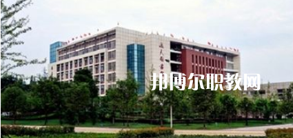 瀘州醫(yī)學院衛(wèi)生學校2022年學費、收費多少