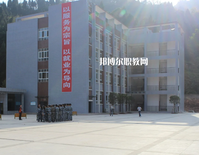 在填報(bào)學(xué)校之前應(yīng)該與學(xué)校的老師多多溝通，