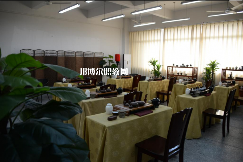 重慶工藝美術(shù)學(xué)校2022年學(xué)費(fèi)、收費(fèi)多少