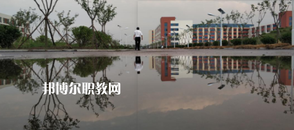 青島西大技工學校地址在哪里，哪個地區(qū)，哪個城市?