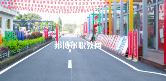 重慶新華電腦學校地址在哪里，哪個地區(qū)，哪個城市?