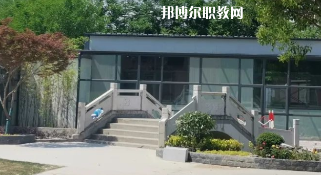 泰州市姜堰區(qū)江淮職業(yè)高級中學(xué)地址在哪里，哪個地區(qū)，哪個城市?