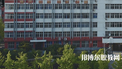 開(kāi)灤技師學(xué)院招生計(jì)劃?每年學(xué)校在招生季節(jié)都會(huì)公布自己的招生計(jì)劃，那么學(xué)生們?cè)趯?duì)學(xué)校所進(jìn)行選擇的時(shí)候，是可以具體看看一所學(xué)校的招生計(jì)劃，然后再看看學(xué)校所公布的招生要求是否是自己可以滿足的，從而決定對(duì)學(xué)校的報(bào)讀。  一、開(kāi)灤技師學(xué)院招生計(jì)劃一覽表 二、開(kāi)灤技師學(xué)院招生情況 1、開(kāi)灤技師學(xué)院招生條件、要求  身高:1.55米以上。  體重:不低于50公斤，高限不超過(guò)標(biāo)準(zhǔn)體重的50%。  視力:裸眼視力左右均在4.7(含47)以上，砂眼左右無(wú)第二期三個(gè)“十”者，無(wú)色弱、色盲者。  耳病:無(wú)化膿性中耳炎者。  聽(tīng)力:左右兩側(cè)均大于80%(包括80%分貝)。  鼻病:無(wú)萎縮性鼻炎及較重肥大性鼻炎者。  血壓:90mmHg<收縮壓<140mmHg、60mmHg<舒張壓<90mmHg  心臟:二級(jí)收縮期雜音以下和心率在90次/分以下者。  肺臟:無(wú)慢性支氣管炎 支氣管哮喘、肺結(jié)核、結(jié)核性胸膜炎等呼吸系統(tǒng)慢性病。  腹部無(wú)任何腫物和肝、脾不腫大者(肝大一公分以內(nèi)功能正常者除外)。  對(duì)紋身者,面部、頸部紋身直徑不超過(guò)2cm，著短裝身體其他裸露部位直徑不超過(guò)3cm。面部、頸部紋身直徑超過(guò)2cm或其他部位超過(guò)3cm的，不合格;如本人能夠積極處理，可視為合格。  輔助檢查、胸透、化驗(yàn)正常者。  其他:無(wú)殘疾、無(wú)駝背、無(wú)畸形、無(wú)較重之扁平足或拇指外翻 無(wú)腿部或精索靜脈曲張者,無(wú)難治或面積較大之皮膚疾病,無(wú)痔或漏者，無(wú)疝氣者，無(wú)多發(fā)性淋巴腺腫大者，無(wú)較重慢性病者，無(wú)不適合招錄崗位所要求的身體條件者。  2、開(kāi)灤技師學(xué)院招生對(duì)象  中考生和往屆生，  三、開(kāi)灤技師學(xué)院簡(jiǎn)介 學(xué)校服務(wù)河北省能源、裝備制造等傳統(tǒng)產(chǎn)業(yè)升級(jí)，服務(wù)京津冀產(chǎn)業(yè)智慧化水平提升的發(fā)展需求，瞄準(zhǔn)河北省新興產(chǎn)業(yè)、現(xiàn)代服務(wù)業(yè)創(chuàng)新發(fā)展戰(zhàn)略，對(duì)接能源(煤炭)，裝備制造、現(xiàn)代服務(wù)業(yè)等產(chǎn)業(yè)設(shè)置專業(yè)，開(kāi)設(shè)電氣自動(dòng)化設(shè)備安裝與維修、煤礦技術(shù)、電子商務(wù)、計(jì)算機(jī)網(wǎng)絡(luò)技術(shù)等專業(yè)16個(gè)。  2020年突出發(fā)展現(xiàn)代服務(wù)業(yè)的要求，增設(shè)《幼兒教育》專業(yè)。經(jīng)過(guò)幾年發(fā)展，逐步形成“裝備制造業(yè)與現(xiàn)代服務(wù)業(yè)共同主導(dǎo)、傳統(tǒng)產(chǎn)業(yè)與新興產(chǎn)業(yè)雙輪驅(qū)動(dòng)的發(fā)展格局”相適應(yīng)的專業(yè)布局。  四、開(kāi)灤技師學(xué)院口碑 校友評(píng)價(jià)：開(kāi)灤技師學(xué)院地理位置優(yōu)越，交通十分方便。  校友評(píng)價(jià)：開(kāi)灤技師學(xué)院畢業(yè)生就業(yè)前景光明。