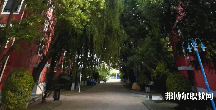 秦皇島市外事旅游職業(yè)學(xué)校地址，乘車(chē)路線(xiàn)
