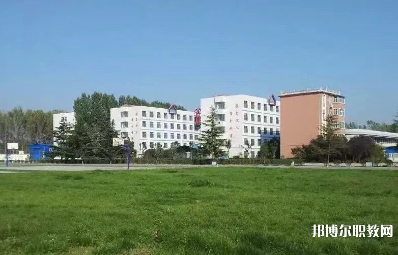 青島博愛成人中等專業(yè)學(xué)校地址，乘車路線