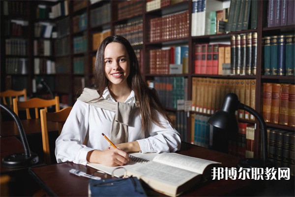 四川哪里的中職學(xué)校能讀旅游服務(wù)與管理（含導(dǎo)游、鐵路航空服務(wù)）專業(yè)