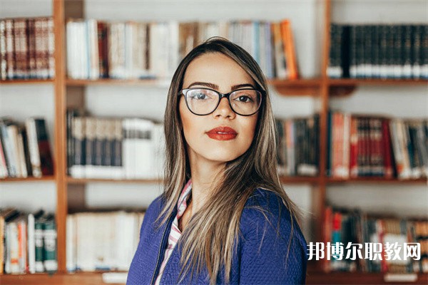 云南哪里的中專學(xué)校能讀計算機廣告制作專業(yè)