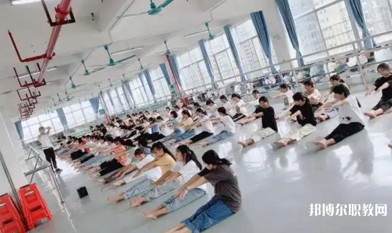 2025南寧商貿(mào)學(xué)校招生計(jì)劃 招生人數(shù)是多少(附要求、條件、對(duì)象)