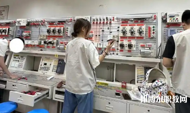 四川2025年讀電工學(xué)?？梢钥即髮W(xué)嗎